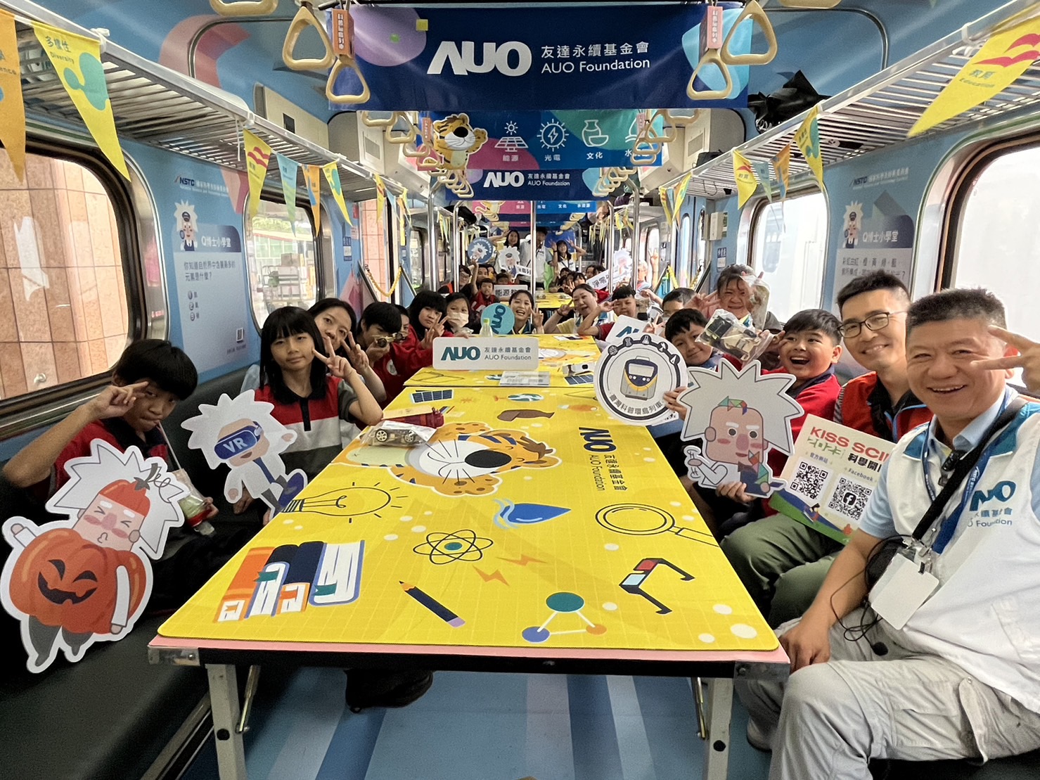 永續基金會參與「臺灣科普環島列車」，設計基礎科學車廂課程，以「淨零碳排和永續能源」為主題，讓學生透過創意實驗認識淨零知識，以及思考生活中的減碳行為