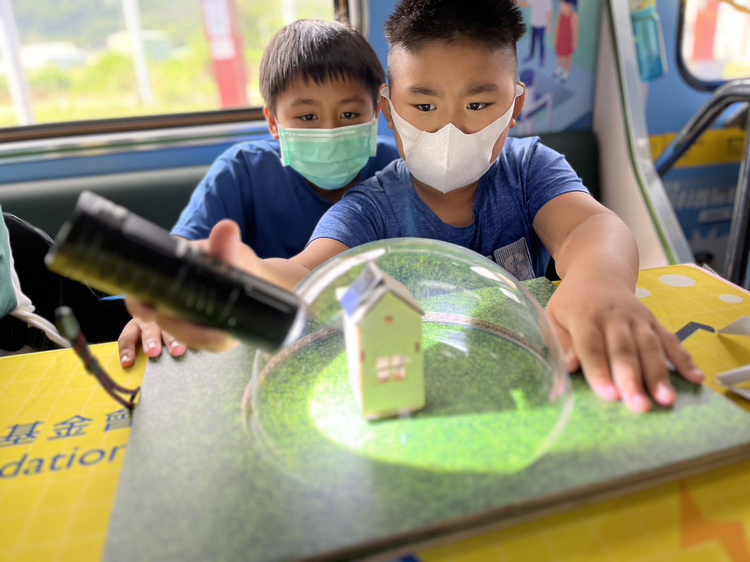 參與基礎科學主題車廂，以STEAM教學精神，設計「逐日科學家」、「太陽能工程師」以及「淨零建築師」三大能源科普課程和實驗