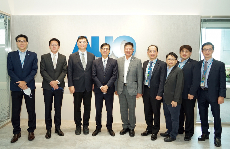 光電前進亞灣成立「AUO解決方案研發中心」，作為多元場域解決方案研發及試驗場域（圖中左為高雄市長陳其邁、圖中右為光電董事長彭双浪）